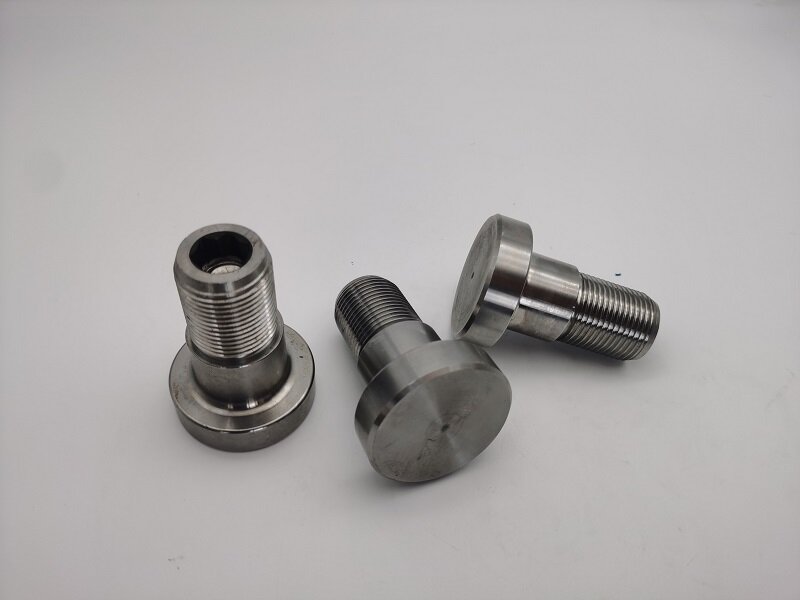 Hvordan forbedrer smedebearbejdning styrke og præcision i industrielle komponenter?